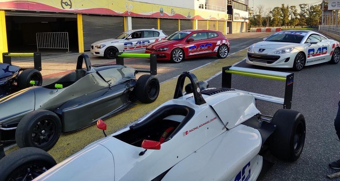 Automoviles de la escuela de pilotos en calle de boxes del autodromo de buenos aires